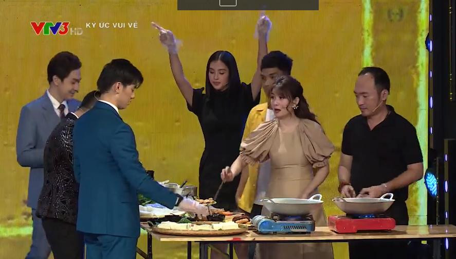 Dàn khách mời cùng tham gia thử thách của Mạc Văn Khoa và Tiểu Vy. Dàn khách mời cùng tham gia thử thách của Mạc Văn Khoa và Tiểu Vy.