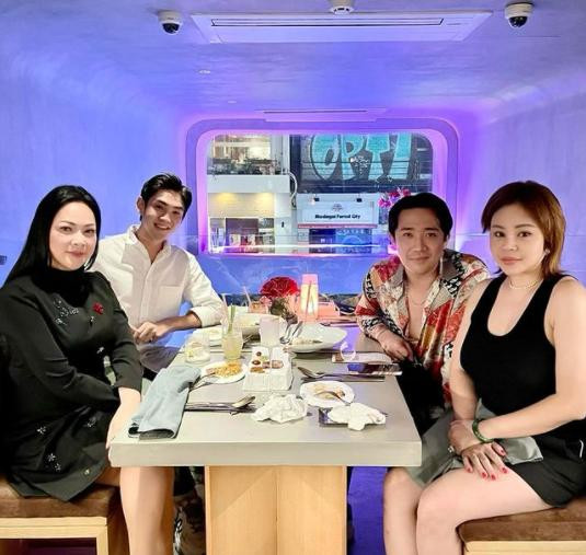 Đăng hình cùng ca sĩ Như Quỳnh, Trấn Thành viết: "Như Quỳnh vẫn xinh. Lê Giang vẫn trẻ, tui cũng được haha...". Ngay sau 1 ngày đăng tải, bức ảnh cán mốc gần 40.000 lượt yêu thích từ cộng đồng mạng, nhiều khán giả bày tỏ sự phấn khích khi được thấy lại ca sĩ Như Quỳnh. Đăng hình cùng ca sĩ Như Quỳnh, Trấn Thành viết: "Như Quỳnh vẫn xinh. Lê Giang vẫn trẻ, tui cũng được haha...". Ngay sau 1 ngày đăng tải, bức ảnh cán mốc gần 40.000 lượt yêu thích từ cộng đồng mạng, nhiều khán giả bày tỏ sự phấn khích khi được thấy lại ca sĩ Như Quỳnh.