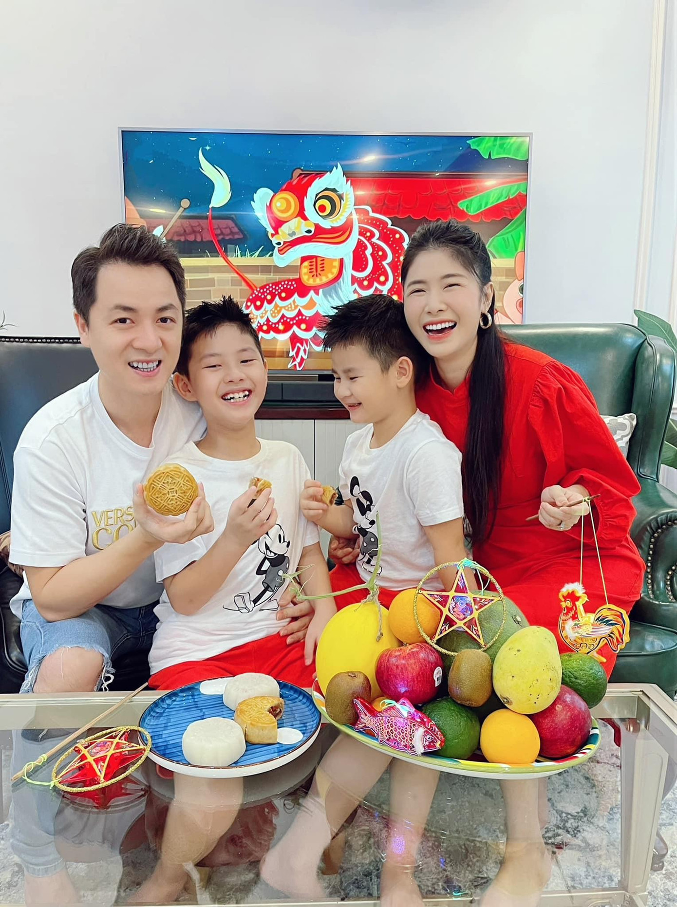 Năm nay, Đăng Khôi cùng vợ con đón Trung thu tại nhà như nhiều gia đình khác. Dẫu vậy, vợ chồng nam nghệ sĩ vẫn chuẩn bị tươm tất mâm ngũ quả, bánh trung thu và đồ chơi cho trẻ nhỏ. Đăng tải không khí ấm cúng của gia đình, anh viết: "Tết thiếu nhi năm nay quay cuồng trong dịch bệnh, Tết Nguyên Đán năm ngoái cũng thấp thỏm không yên. Lần này Tết Trung thu nhất định cũng phải tổ chức cho cả nhà một buổi phá cỗ vui vẻ, “linh đình” nhất có thể... Hôm nay tạm quên dịch bệnh đi một chút, cả năm mới có một ngày Trung thu, có “cớ” để tận hưởng một ngày bình yên hơn mọi ngày. Trung thu vui vẻ, đầm ấm nhé cả nhà ơi." Năm nay, Đăng Khôi cùng vợ con đón Trung thu tại nhà như nhiều gia đình khác. Dẫu vậy, vợ chồng nam nghệ sĩ vẫn chuẩn bị tươm tất mâm ngũ quả, bánh trung thu và đồ chơi cho trẻ nhỏ. Đăng tải không khí ấm cúng của gia đình, anh viết: "Tết thiếu nhi năm nay quay cuồng trong dịch bệnh, Tết Nguyên Đán năm ngoái cũng thấp thỏm không yên. Lần này Tết Trung thu nhất định cũng phải tổ chức cho cả nhà một buổi phá cỗ vui vẻ, “linh đình” nhất có thể... Hôm nay tạm quên dịch bệnh đi một chút, cả năm mới có một ngày Trung thu, có “cớ” để tận hưởng một ngày bình yên hơn mọi ngày. Trung thu vui vẻ, đầm ấm nhé cả nhà ơi."