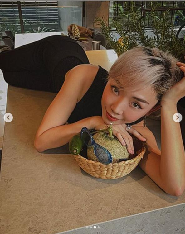 Thực hiện những ngày giãn cách tại nhà, Tóc Tiên chia sẻ cuộc sống và truyền năng lượng tích cực tới khán giả.