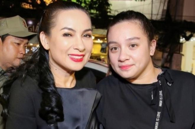 Con gái ca sĩ Phi Nhung - Wendy hiện đang ở Mỹ nên chỉ có thể cập nhật tình hình sức khỏe của mẹ thông qua các bác sĩ điều trị cho nữ ca sĩ tại Việt Nam. Trước đó con gái Phi Nhung khi làm y tá tại Mỹ cũng bị mắc Covid-19 nhưng Wendy đã vượt qua được.
