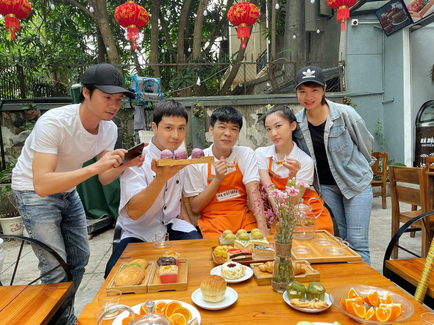 Lương Thanh - Trung Ruồi - Thanh Sơn vẫn kịp sống ảo cùng tiệc trà "sang chảnh" trước khi bấm máy. Lương Thanh - Trung Ruồi - Thanh Sơn vẫn kịp sống ảo cùng tiệc trà "sang chảnh" trước khi bấm máy.