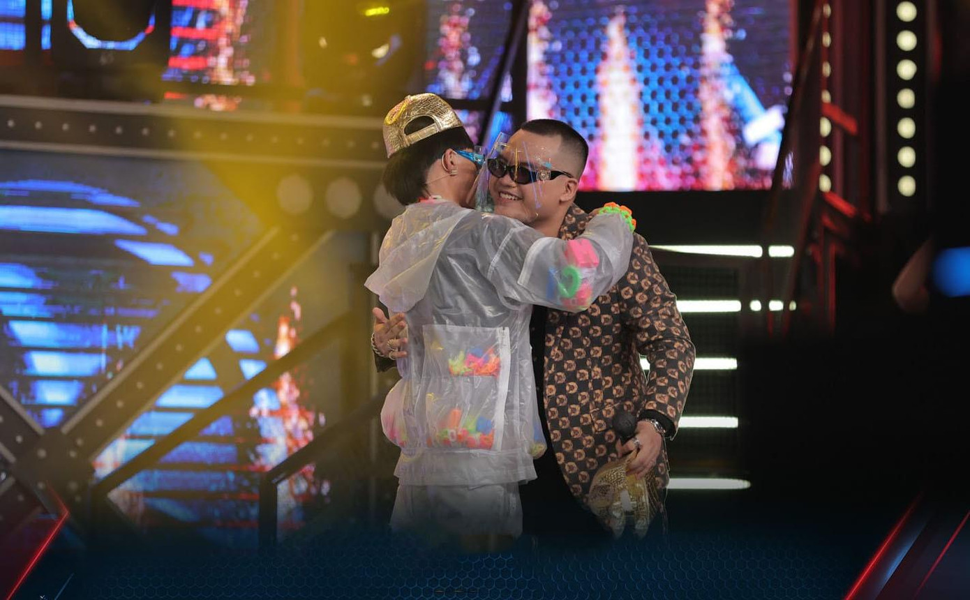 Blacka từ chối nón vàng của Rhymastic để về đội Wowy. Ảnh: BTC.