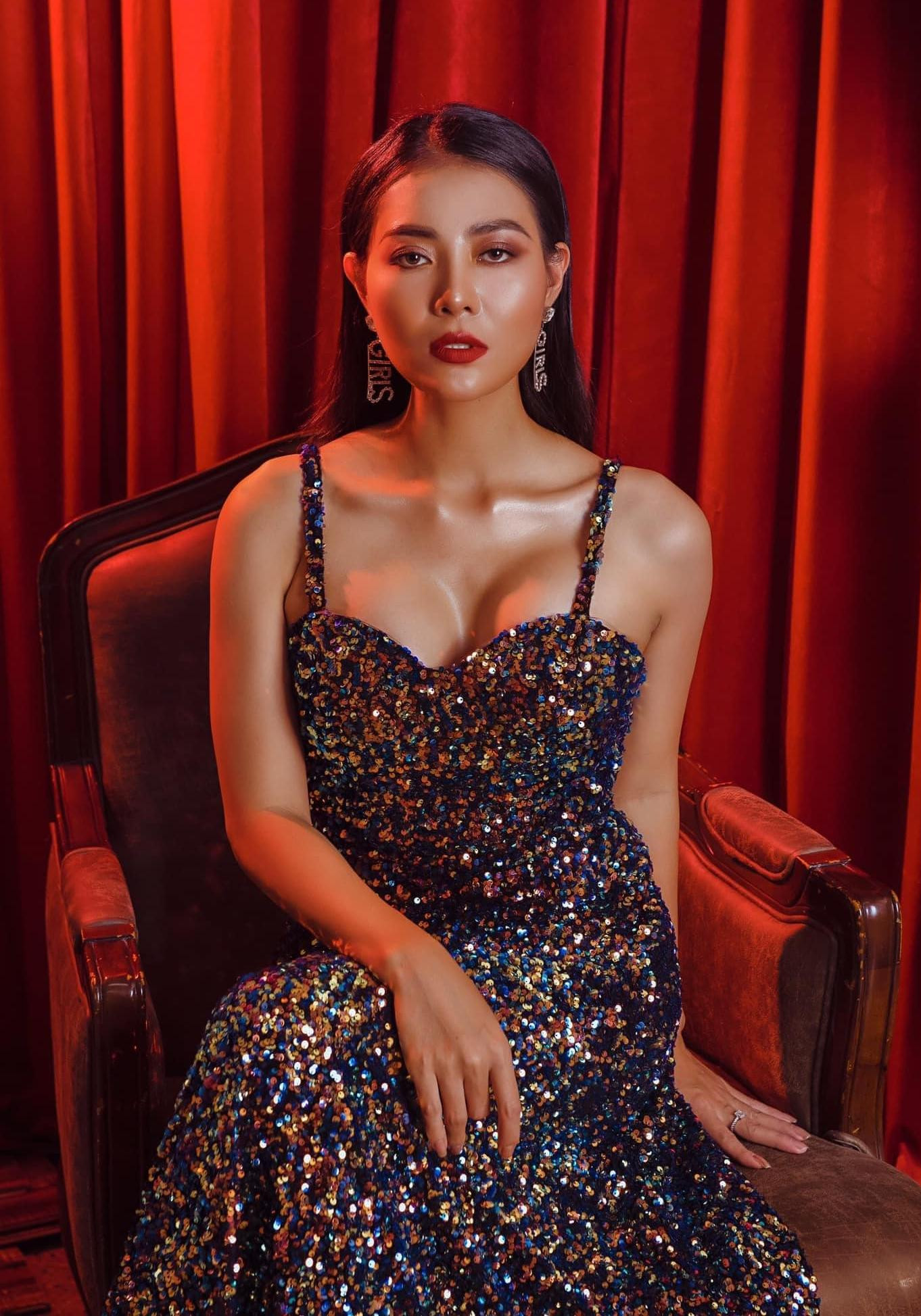 Dù ở góc máy ảnh nào, cô cũng thể hiện thần thái cuốn hút khiến fan đắm say. Dù ở góc máy ảnh nào, cô cũng thể hiện thần thái cuốn hút khiến fan đắm say.