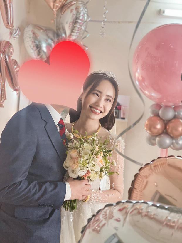 Khoác trên mình váy cưới lộng lẫy, Xuân Anh trân trọng:" Khi mặc lên chiếc váy cưới mình thích nhất, gả cho người đáng tin cậy nhất, ai cũng thật tâm chúc phúc, chắc chắn mình đã là người hạnh phúc nhất. Mình tin thế! Gói lại những gì đã qua của tuổi thanh xuân, làm hành trang bước tiếp thật vững tâm, thật tử tế." Khoác trên mình váy cưới lộng lẫy, Xuân Anh trân trọng:" Khi mặc lên chiếc váy cưới mình thích nhất, gả cho người đáng tin cậy nhất, ai cũng thật tâm chúc phúc, chắc chắn mình đã là người hạnh phúc nhất. Mình tin thế! Gói lại những gì đã qua của tuổi thanh xuân, làm hành trang bước tiếp thật vững tâm, thật tử tế."