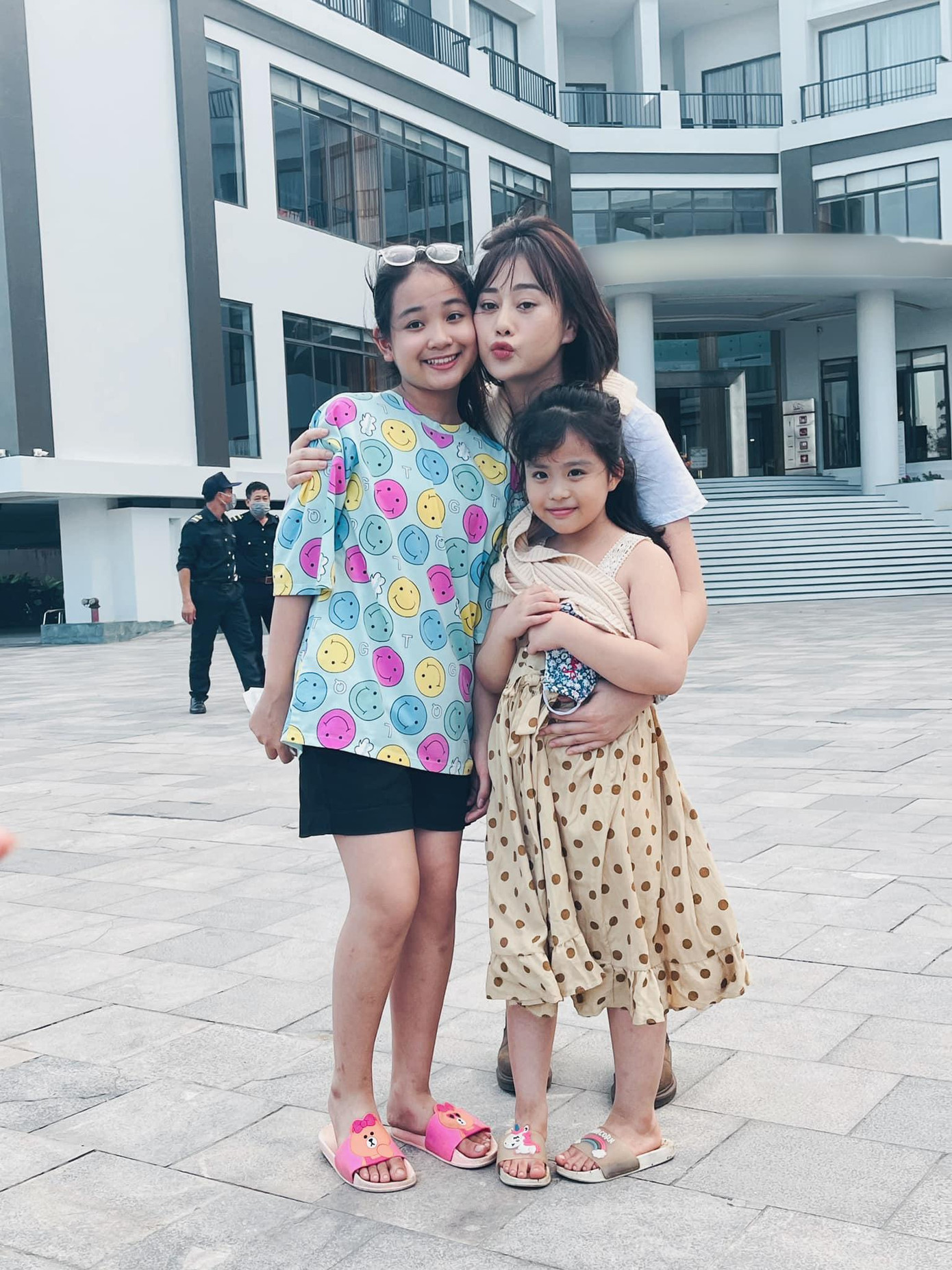 Đặc biệt hơn, trước khi được chú ý ở &quot;Mùa hoa tìm lại&quot;, Phụng Nghi từng xuất hiện trong bộ phim &quot;Hương vị tình thân&quot;.