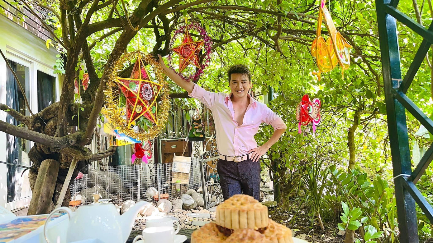 Đàm Vĩnh Hưng tự tay chuẩn bị mâm cỗ Trung thu tại sân vườn. Kèm đó, anh gửi lời chúc tới fan: “Chúc cả nhà sẽ có một mùa Trung thu thật bình an, vui vẻ, ấm áp bên cạnh người thân yêu. Tìm lại chút kỷ niệm ngày xưa trong niềm vui ngày nay của các con. Hy vọng tối nay trời không mưa. Cám ơn những chiếc lồng đèn ý nghĩa đến từ các fan yêu dấu của Hưng. Trung thu 2021”. Đàm Vĩnh Hưng tự tay chuẩn bị mâm cỗ Trung thu tại sân vườn. Kèm đó, anh gửi lời chúc tới fan: “Chúc cả nhà sẽ có một mùa Trung thu thật bình an, vui vẻ, ấm áp bên cạnh người thân yêu. Tìm lại chút kỷ niệm ngày xưa trong niềm vui ngày nay của các con. Hy vọng tối nay trời không mưa. Cám ơn những chiếc lồng đèn ý nghĩa đến từ các fan yêu dấu của Hưng. Trung thu 2021”.