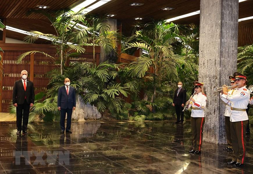 Chủ tịch nước Nguyễn Xuân Phúc và Bí thư thứ nhất Ban Chấp hành Trung ương Đảng Cộng sản Cuba, Chủ tịch nước Cộng hòa Cuba Miguel Díaz-Canel tại lễ đón. (Ảnh: Thống Nhất/TTXVN)