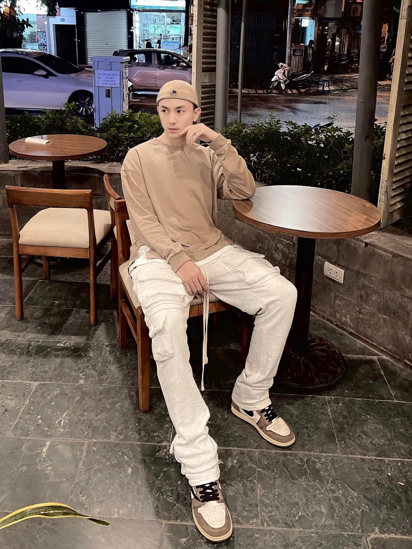 Diễn viên Anh Vũ diện thời trang trẻ trung, phong cách. Diễn viên Anh Vũ diện thời trang trẻ trung, phong cách.