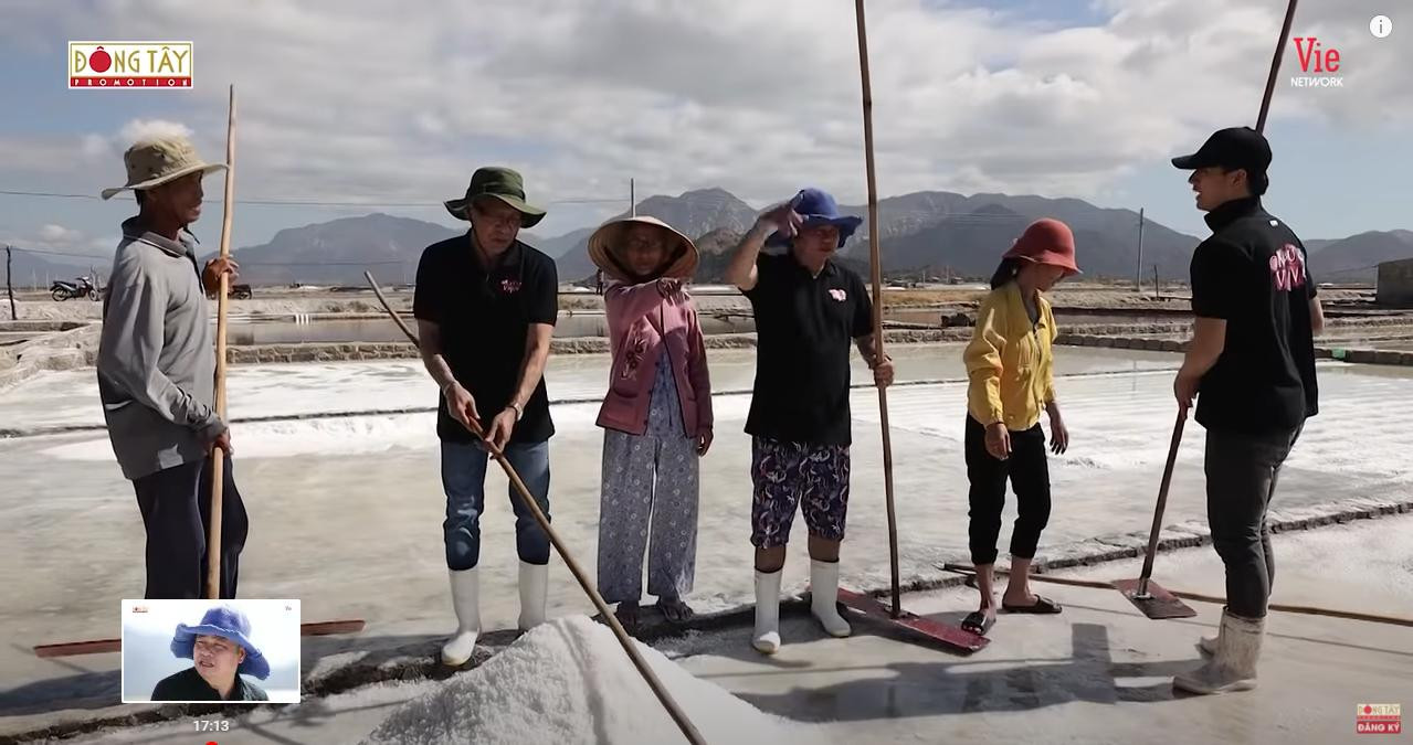 Dàn khách mời Ký ức vui vẻ tới thăm mảnh đất làm muối Ninh Thuận. Dàn khách mời Ký ức vui vẻ tới thăm mảnh đất làm muối Ninh Thuận.