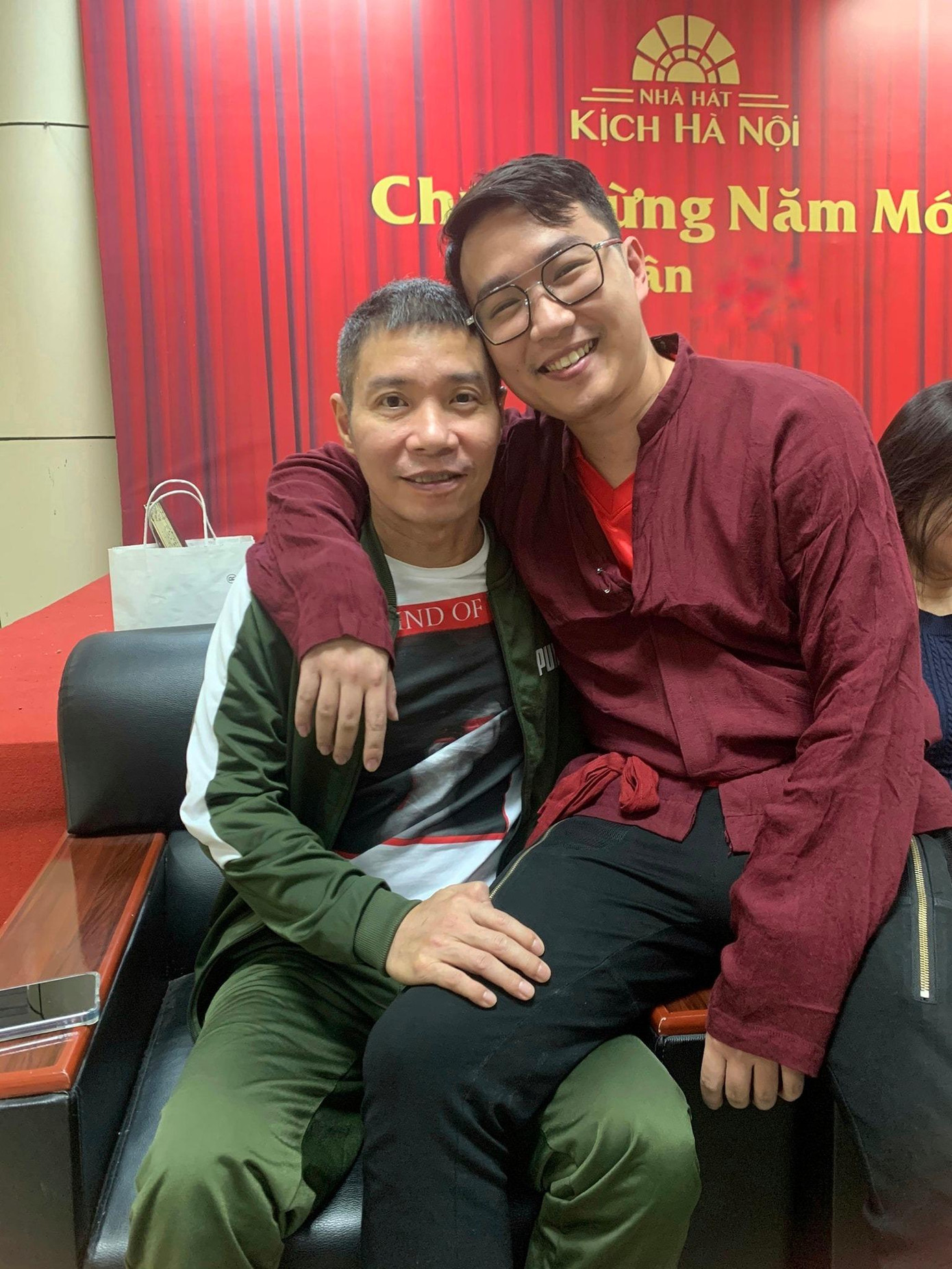 Diễn viên Minh Tít chia sẻ hình ảnh NSND Công Lý trở lại làm việc tại nhà hát. Diễn viên Minh Tít chia sẻ hình ảnh NSND Công Lý trở lại làm việc tại nhà hát.