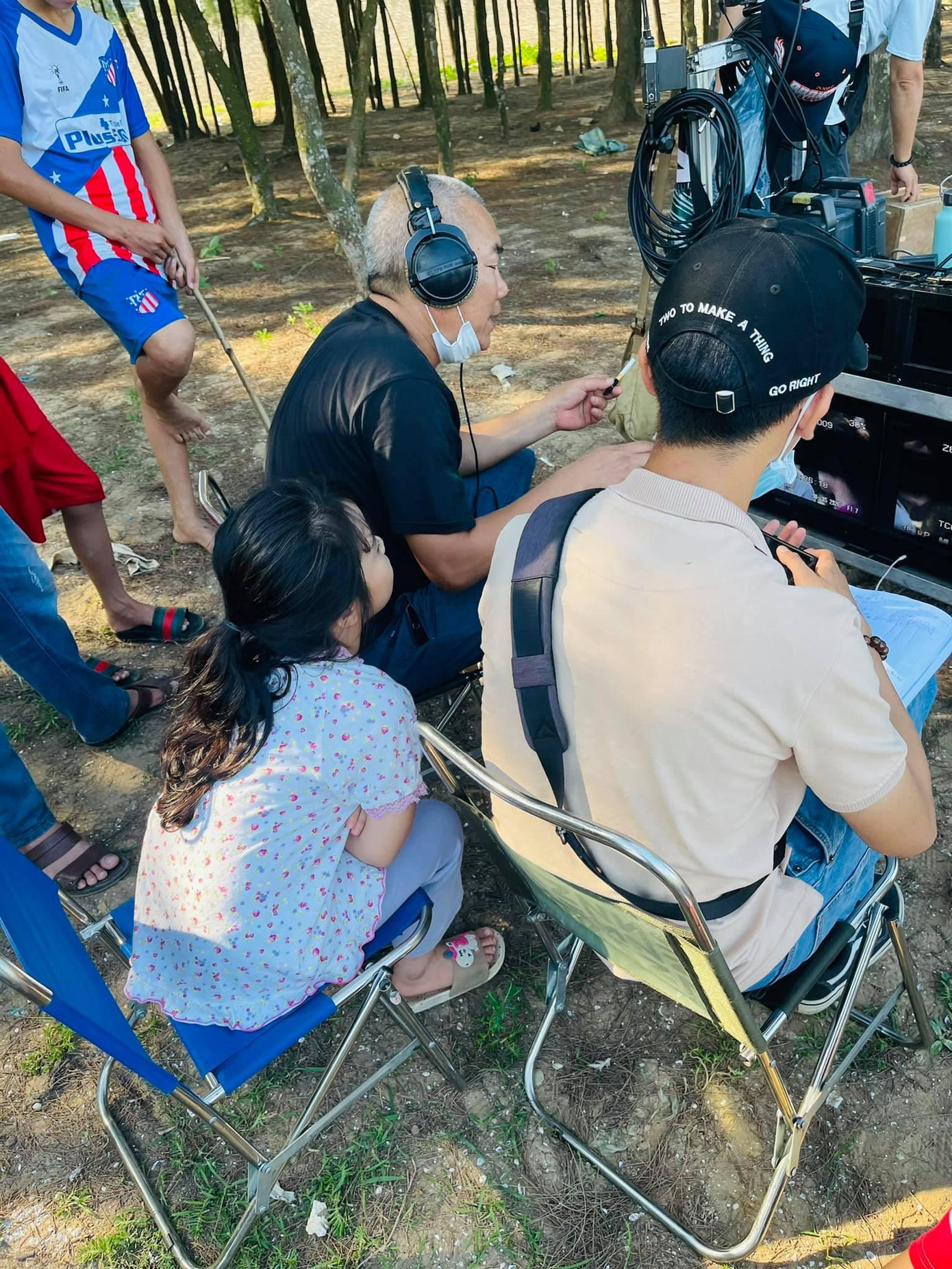 Theo chia sẻ từ mẹ của Phụng Nghi, cô bé có đam mê với nghệ thuật từ hồi 4 tuổi. Em bắt đầu làm quen với sân khấu và khán giả qua các màn trình diễn người mẫu nhí, sau đó dần sang điện ảnh.