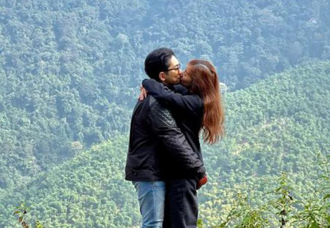 Khánh Thi Phan Hiển hôn nhau ngọt lịm trong dịp đi chơi xa.