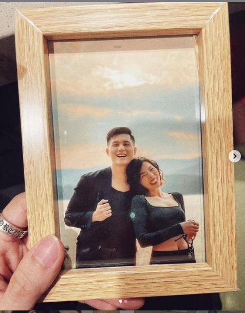 Sau đó, cặp đôi thường xuyên chia sẻ các khoảnh khắc ngọt ngào bên nhau. Mỗi lần sánh đôi bên nhau, cả hai luôn lựa chọn trang phục đồ đôi hợp thời trang, tông màu ăn ý. Dù chênh nhiều tuổi nhưng Lệ Quyên và nam mẫu trẻ vẫn nhận được nhiều lời khen đẹp đôi từ cư dân mạng và đồng nghiệp.