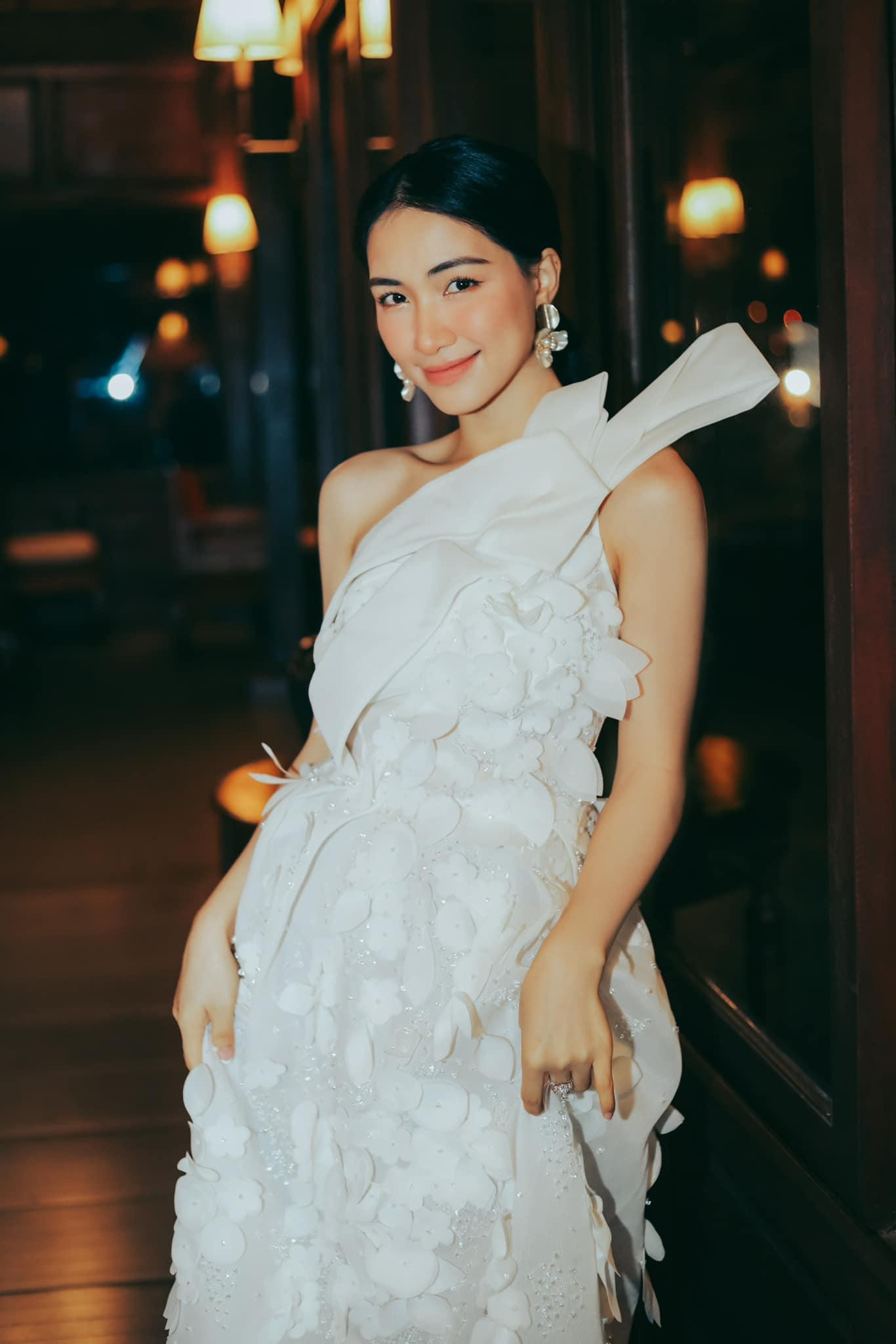 Hòa Minzy trở lại sân khấu sau nhiều tháng ngày gây bão trên mạng xã hội cùng hình ảnh con trai.