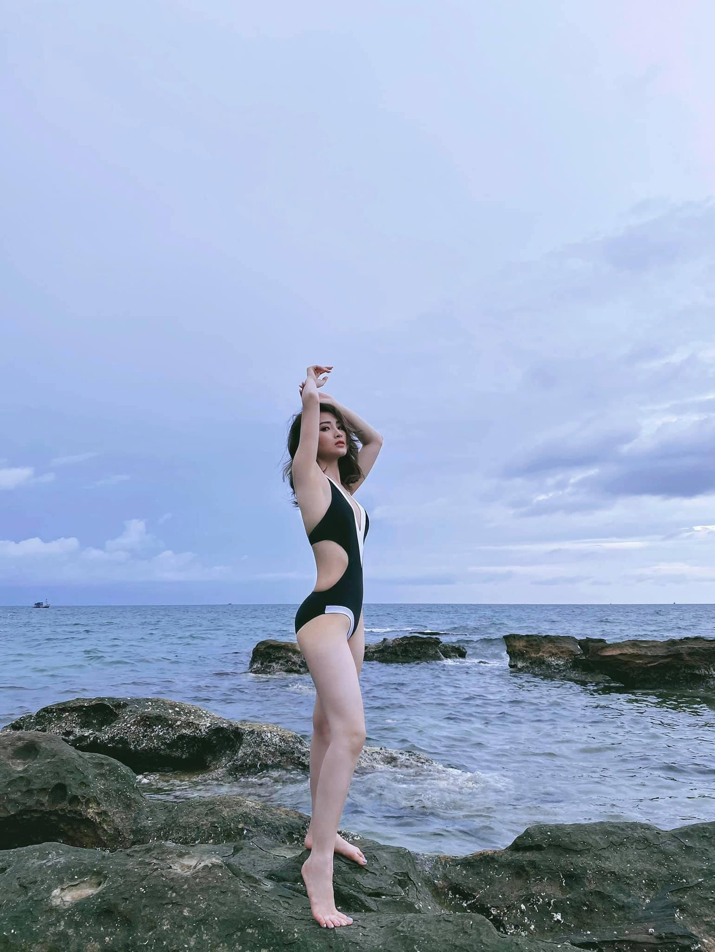 Trên trang cá nhân, MC Huyền Trang hay được gọi Mù Tạt tung loạt ảnh mặc áo tắm gợi cảm gây chú ý trên mạng xã hội. Kèm đó, cô dí dỏm viết: &quot;Xin lỗi, em Chang lại đi biển..&quot;