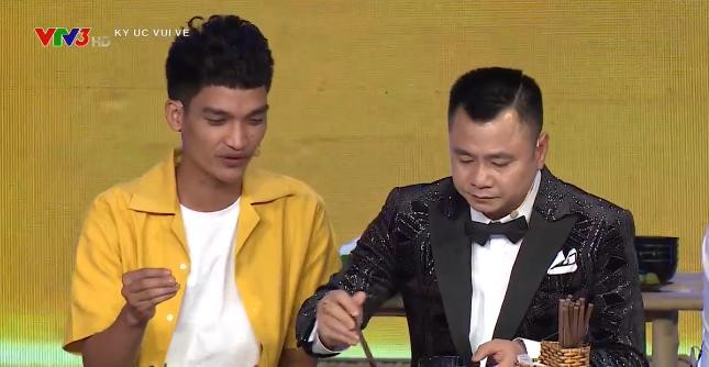 NSND Tự Long thưởng thức món bún đậu. NSND Tự Long thưởng thức món bún đậu.