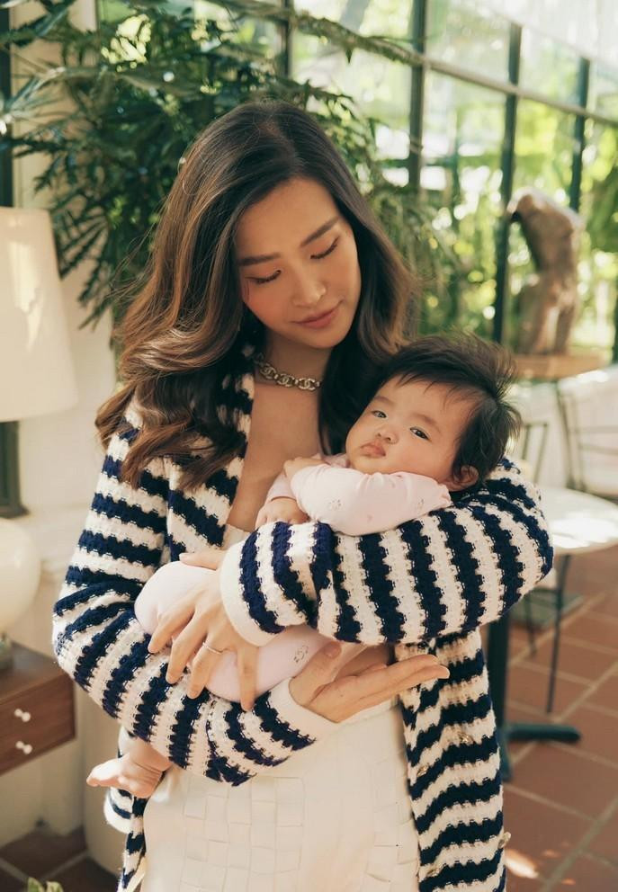 Đông Nhi gây chú ý khi chia sẻ loạt khoảnh khắc đáng yêu bên con gái 5 tháng tuổi. Nữ ca sĩ tiết lộ con gái là quản lý quyền lực giấu tên bởi cô con gái luôn theo sát lịch trình của mình. Đông Nhi gây chú ý khi chia sẻ loạt khoảnh khắc đáng yêu bên con gái 5 tháng tuổi. Nữ ca sĩ tiết lộ con gái là quản lý quyền lực giấu tên bởi cô con gái luôn theo sát lịch trình của mình.