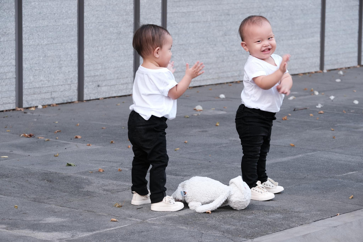 Hai bé Lisa và Leon của nhà Hà Hồ khiến dân mạng "đổ gục" bởi độ đáng yêu. Hai bé Lisa và Leon của nhà Hà Hồ khiến dân mạng "đổ gục" bởi độ đáng yêu.