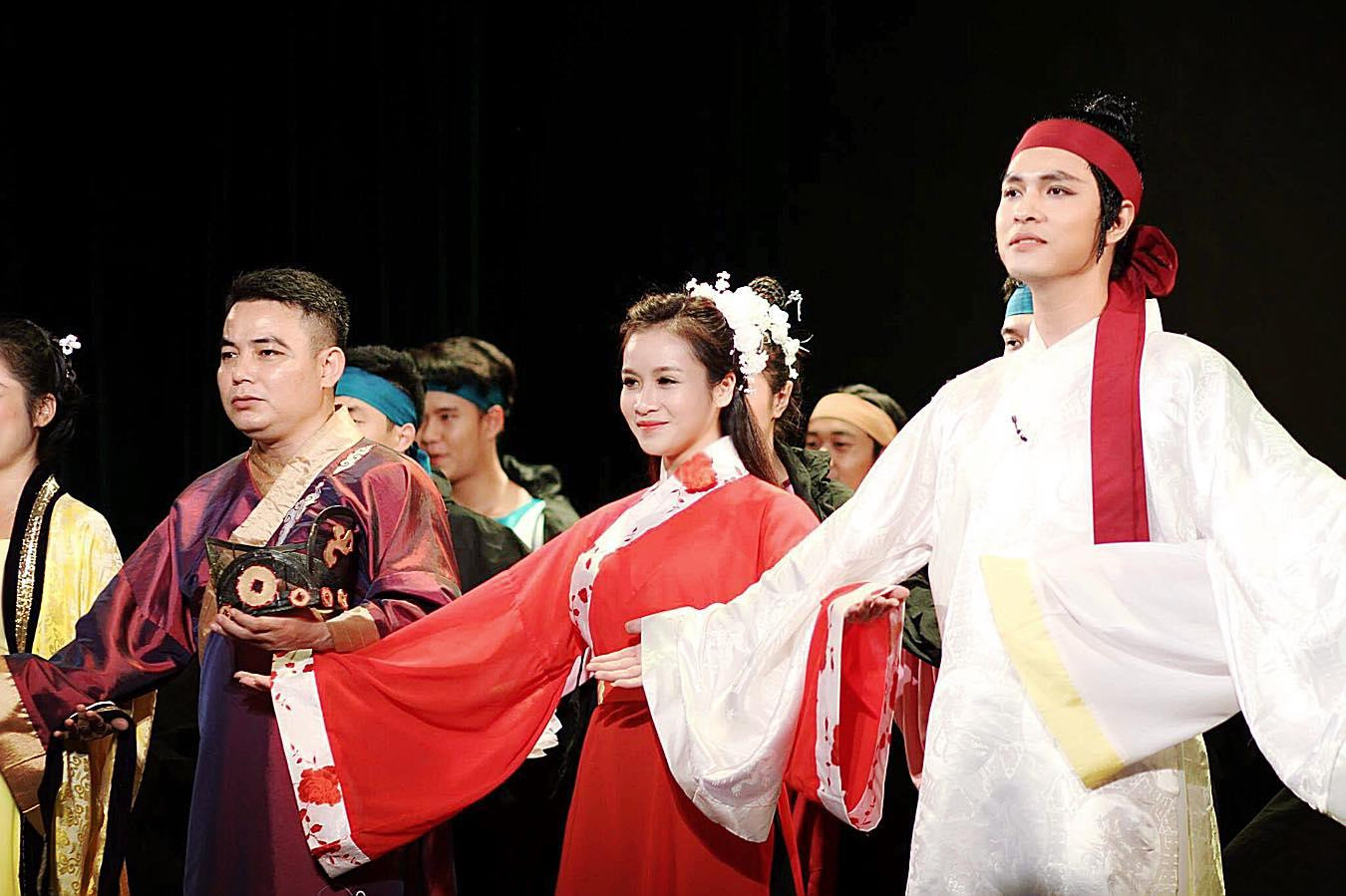 Tô Dũng sinh năm 1991, anh bén duyên với nghệ thuật từ sân khấu của nhà hát Kịch Việt Nam, diễn chung với nhiều nghệ sĩ có tên tuổi.