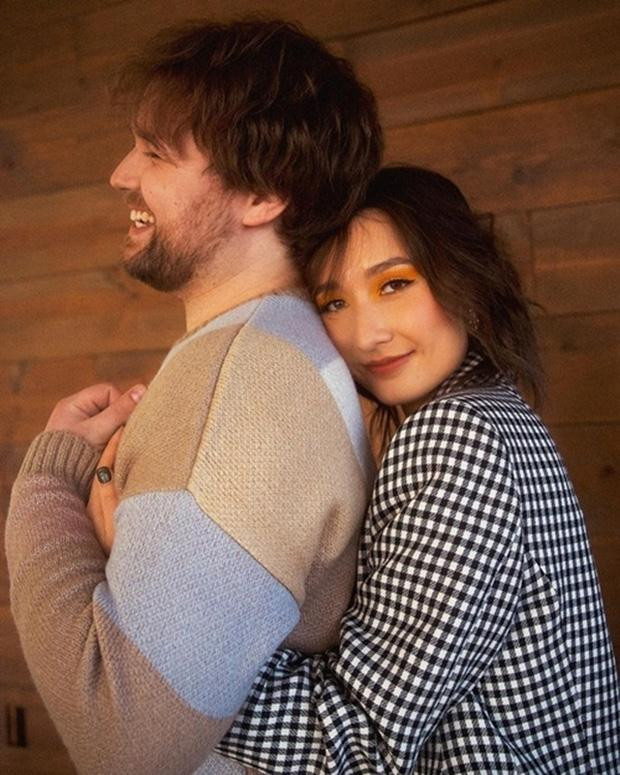 Được biết, chồng của Anna Trương có tên Eric Derwallis, hiện đang sống và làm việc tại Los Angeles. Cả hai có cơ duyên quen biết nhau từ khi thành lập ban nhạc Lands - nơi Anna Trương giữ vai trò hát chính còn Eric đảm nhận chức vụ chơi trống.