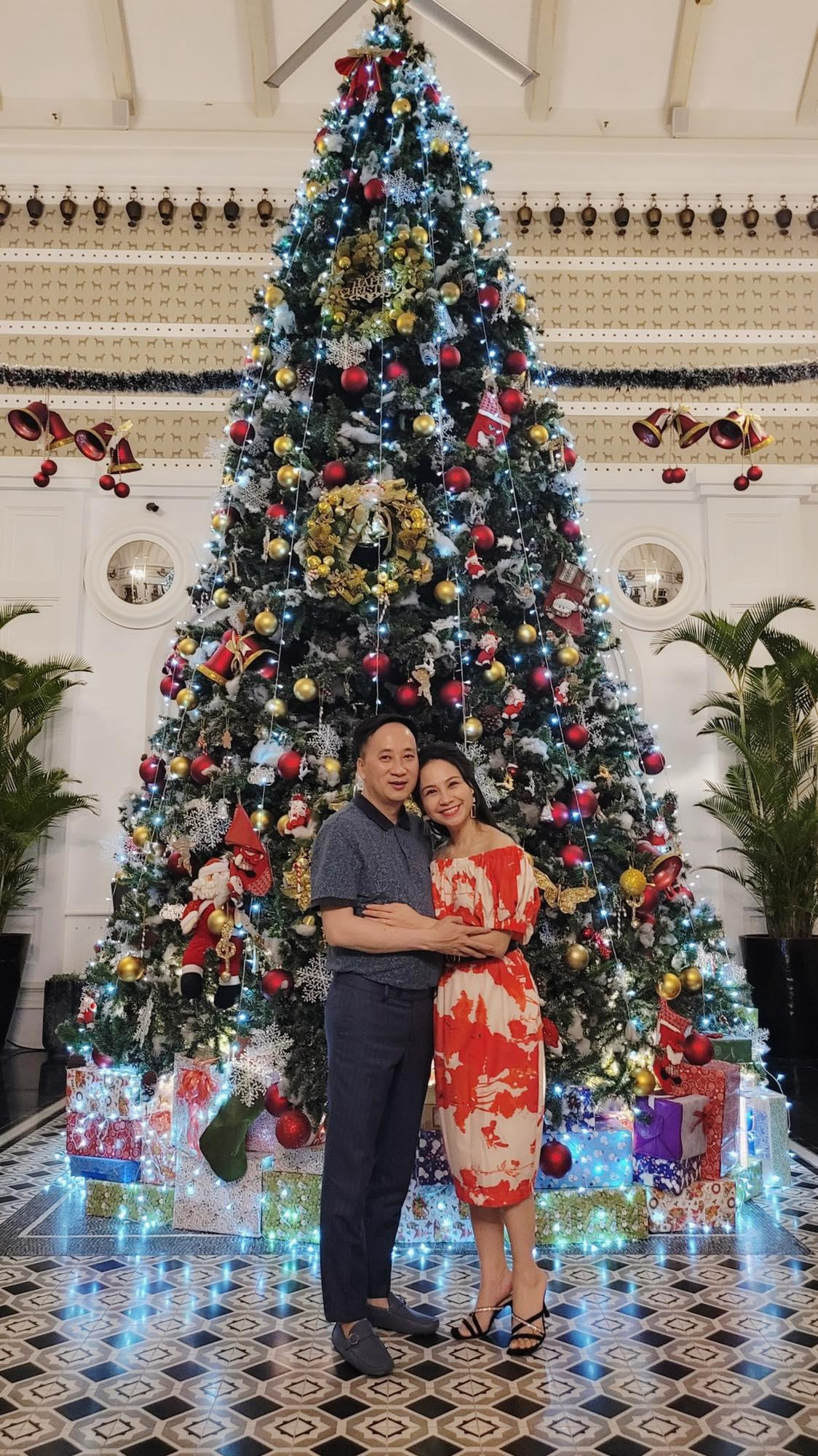 BTV Mỹ Lan chia sẻ chặng đường tình yêu bên ông xã: &quot;Ngày xưa yêu nhau, người ở Đài Loan, người ở Việt Nam, hẹn gặp nhau ở Thái Lan. Nay lấy nhau rồi, giữa những ngày cuối năm bộn bề tranh thủ được duy nhất 2 ngày nghỉ. Người ở Sài Gòn, người ở Hà Nội - hẹn gặp nhau ở Phú Quốc.&quot;