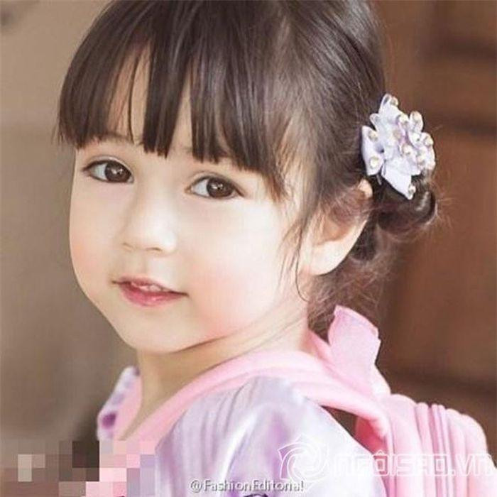 Cô bé được nhắc đến là Jenna Jirada Moran (sinh năm 2009). Cách đây 7 năm, cô bé từng "gây sốt" trên mạng xã hội bởi ngoại hình dễ thương tựa như búp bê khi mới lên 5 tuổi.