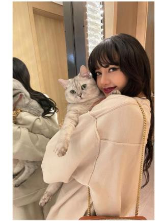 Trái ngược với vẻ lạnh lùng trên truyền thông, sân khấu, ngoài đời Lisa lại là cô gái tràn đầy sức sống, đáng yêu và sống vô cùng tình cảm.