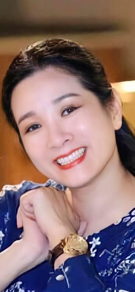 Trên trang cá nhân, nghệ sĩ Thanh Thanh Hiền mượn lời thơ bày tỏ cảm xúc: &quot;Thu đã về rồi trong mắt tôi; Về trong mắt bạn, mắt bao người; Thương màu sông núi hoà mây biếc; Nhớ hương đất mẹ đẫm muôn đời...(Ngày tết độc lập bình an, ý nghĩa).