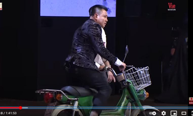 Nhiều nghệ sĩ phấn khích khi được thấy lại chiếc xe "Chaly Cúc Cu". Nhiều nghệ sĩ phấn khích khi được thấy lại chiếc xe "Chaly Cúc Cu".