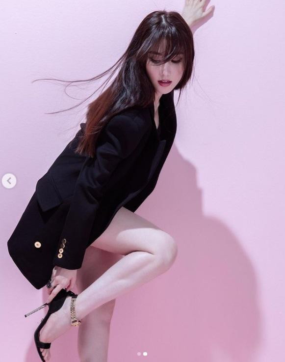 Chỉ sau 1 giờ đăng tải, bộ ảnh trở thành tâm điểm chú ý của công chúng với hơn 10.000 lượt yêu thích và tương tác từ khán giả. Chỉ sau 1 giờ đăng tải, bộ ảnh trở thành tâm điểm chú ý của công chúng với hơn 10.000 lượt yêu thích và tương tác từ khán giả.