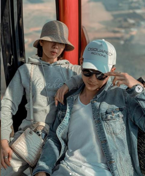 Mỗi lần sánh đôi bên nhau, cả hai luôn lựa chọn trang phục đồ đôi hợp thời trang, tông màu ăn ý. Dù chênh nhiều tuổi nhưng Lệ Quyên và nam mẫu trẻ vẫn nhận được nhiều lời khen đẹp đôi từ cư dân mạng và đồng nghiệp.