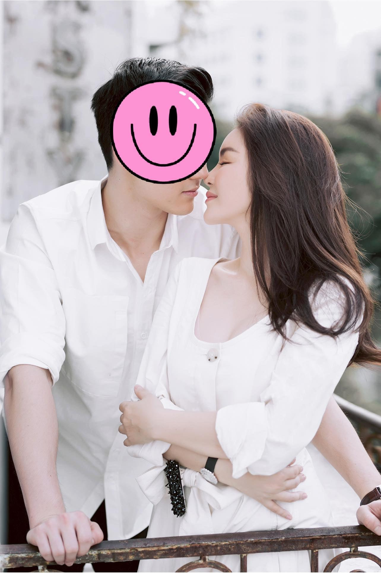 Bước sang ngày &quot;cá tháng tư&quot;, Lý Nhã Ký bất ngờ tung ảnh &quot;tình bể bình&quot; bên người con trai giấu mặt khiến công chúng bất ngờ. Đính kèm bộ ảnh, cô viết: &quot;Canh đúng 1/4 post vậy nè. Ai tin thì tin mà không tin thì thôi nha. Thử làm lớn chuyện một lần nè. Chúc mọi người có 1 ngày cá tháng 4 vui vẻ nha.&quot;