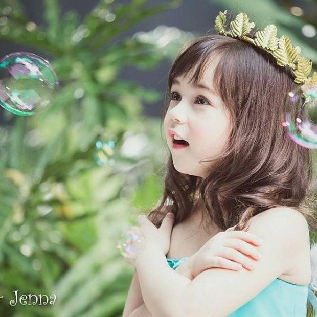 Sở hữu gương mặt bầu bĩnh, mắt to tròn dễ thương, thiên thần nhỏ tuổi khiến người xem khó lòng cưỡng lại.
