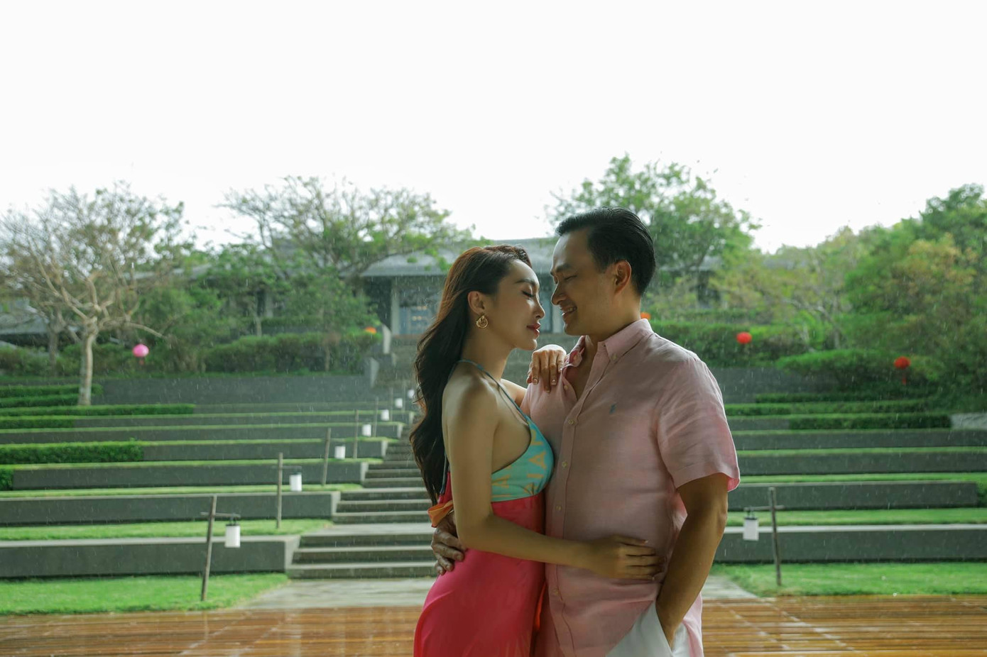 Trên trang cá nhân, Chi Bảo cùng bà xã phủ sóng mạng xã hội bằng loạt hình ảnh “tình bể bình” khiến công chúng ghen tị. Trên trang cá nhân, Chi Bảo cùng bà xã phủ sóng mạng xã hội bằng loạt hình ảnh “tình bể bình” khiến công chúng ghen tị.