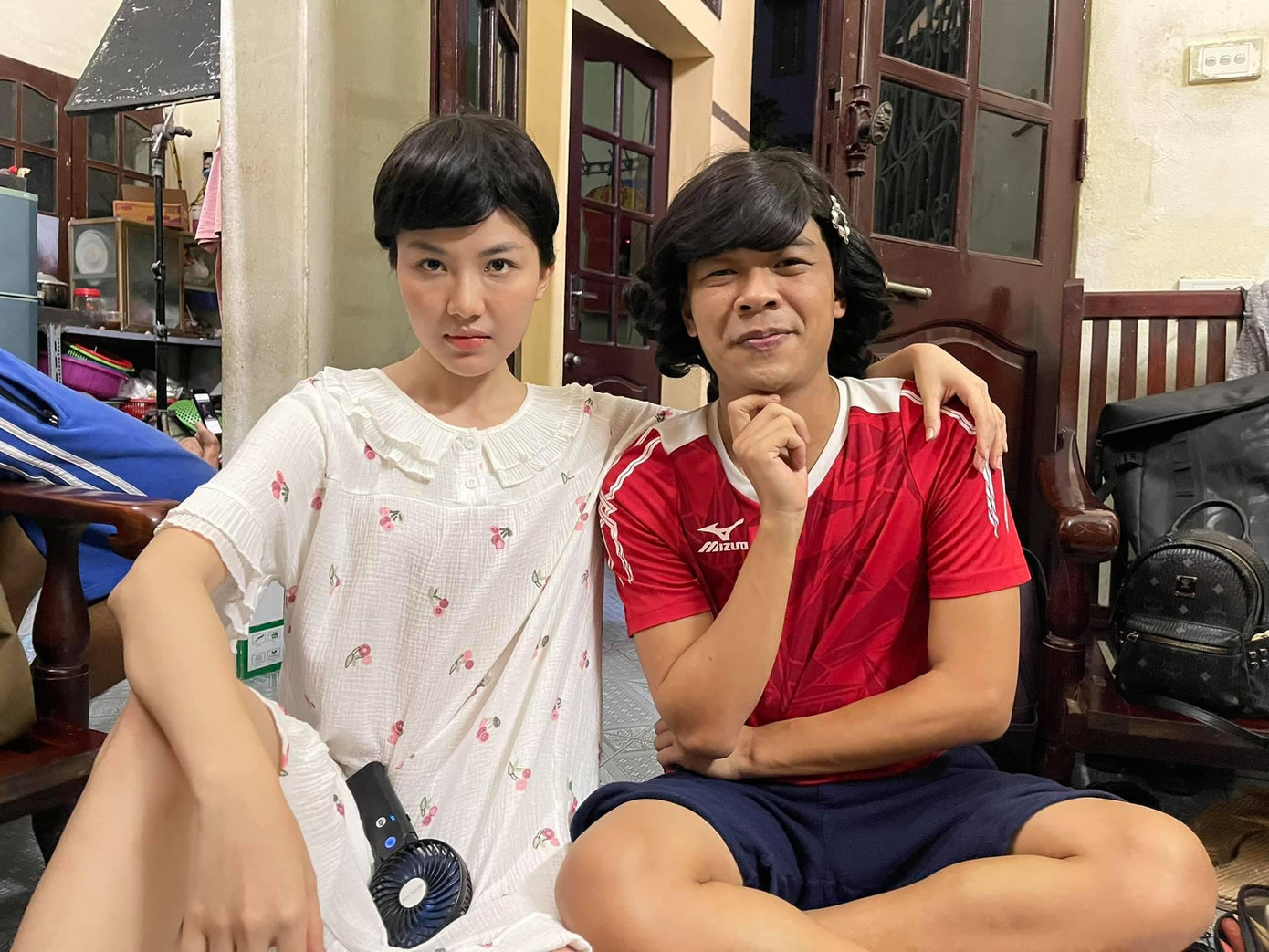 Đồng thời, Trung Ruồi tiết lộ nhiều hình ảnh nghịch ngợm của đoàn phim trong hậu trường. Hài hước nhất là màn hoán đổi vị thế của Trung Ruồi - Lương Thanh khiến fan thích thú. Đồng thời, Trung Ruồi tiết lộ nhiều hình ảnh nghịch ngợm của đoàn phim trong hậu trường. Hài hước nhất là màn hoán đổi vị thế của Trung Ruồi - Lương Thanh khiến fan thích thú.