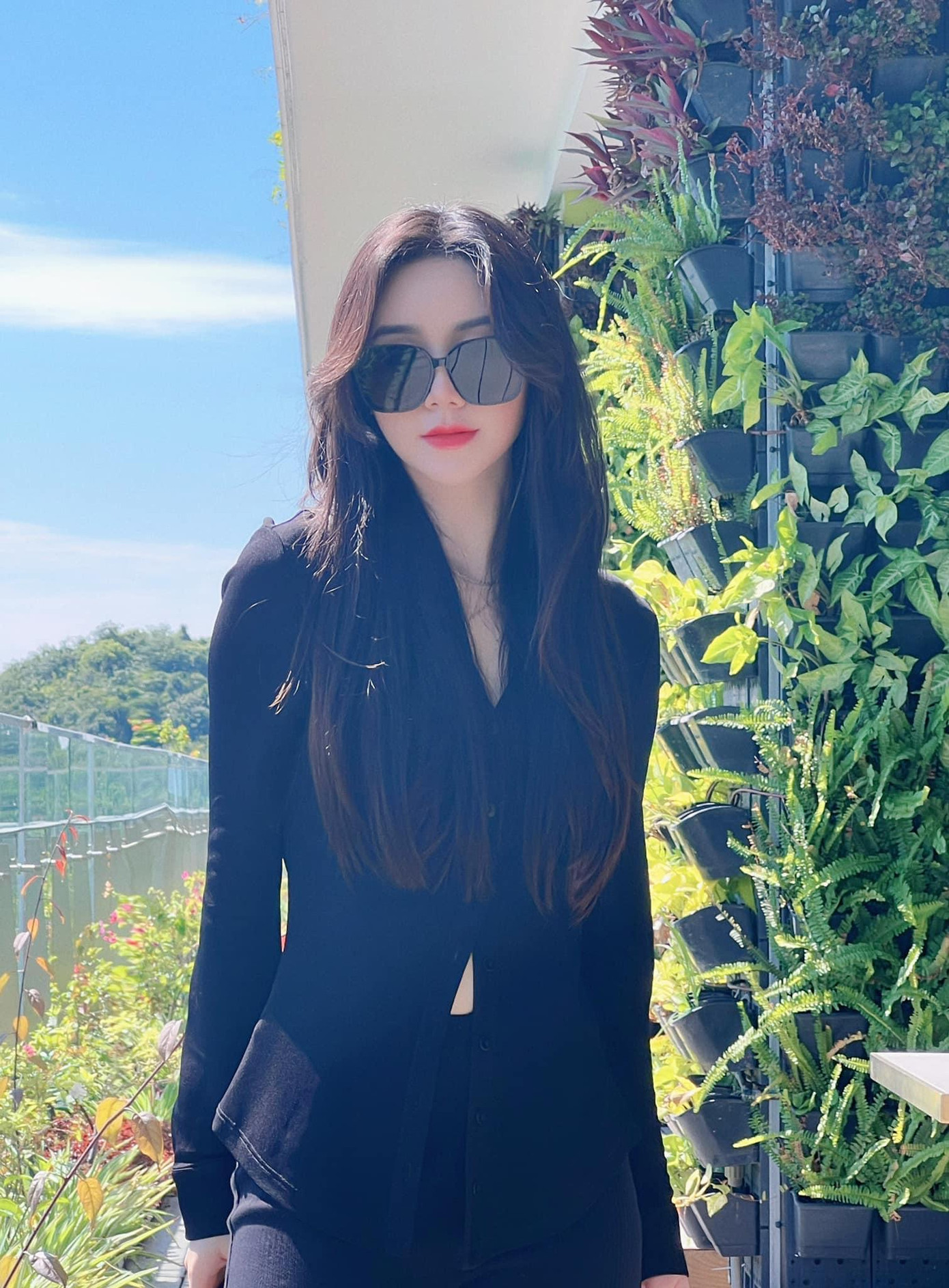 &quot;Những người thích mặc đồ đen, thường rất mạnh mẽ, thích sống tự lập, không thích dựa dẫm người khác, khá là tốt bụng và đặc biệt rất chung tình.&quot; - Quỳnh Kool viết.