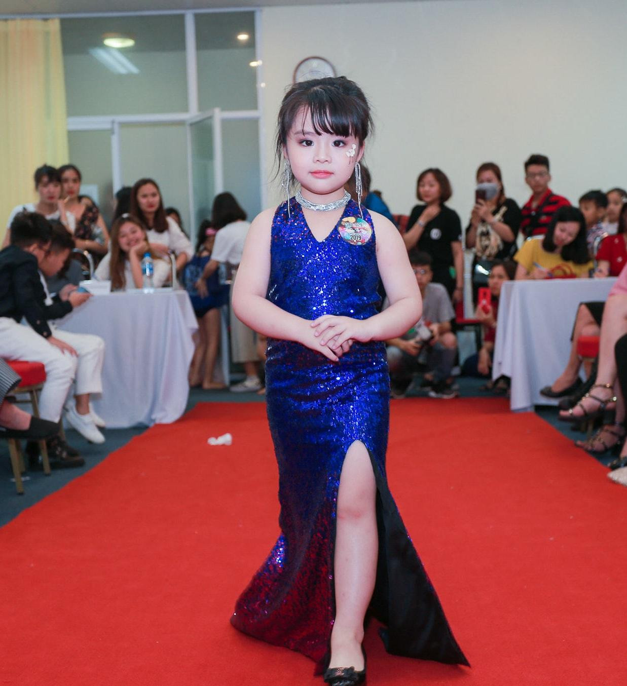 Phụng Nghi trình diễn thời trang trong vai trò người mẫu nhí.