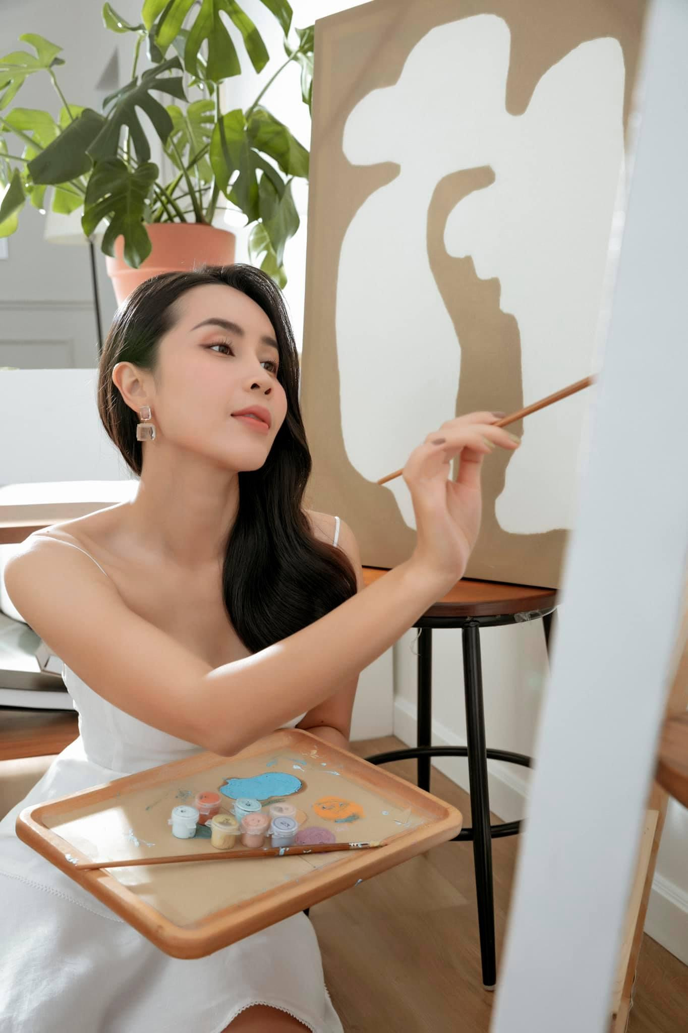 Mới đây, trên trang cá nhân Lưu Hương Giang đăng tải bộ ảnh với tựa đề “Stay at home” để kêu gọi bạn bè và khán giả cùng ở nhà, chung tay chống lại dịch COVID – 19.