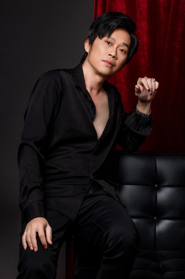 Vừa qua, danh hài Hoài Linh tung bộ ảnh diện trang phục lịch lãm, trẻ trung thu hút nhiều sự quan tâm của công chúng và người hâm mộ.