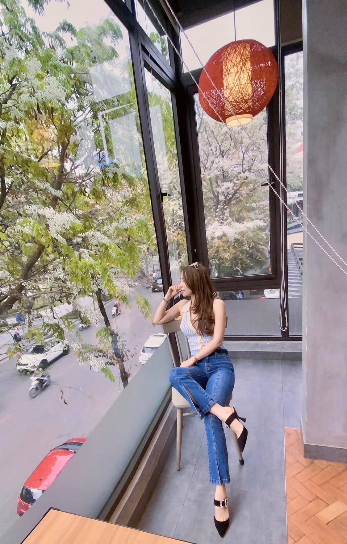 Sau nhiều biến cố về chuyện tình cảm, hiện Quỳnh Nga đặc biệt chú trọng chăm sóc bản thân và đầu tư vào sự nghiệp diễn xuất. Cô cho biết dù đã lâu mới quay lại với màn ảnh nhưng cô may mắn sớm được gặp lại khán giả trong hai bộ phim truyền hình &quot;Về nhà đi con&quot;, &quot;Sinh tử&quot;,...