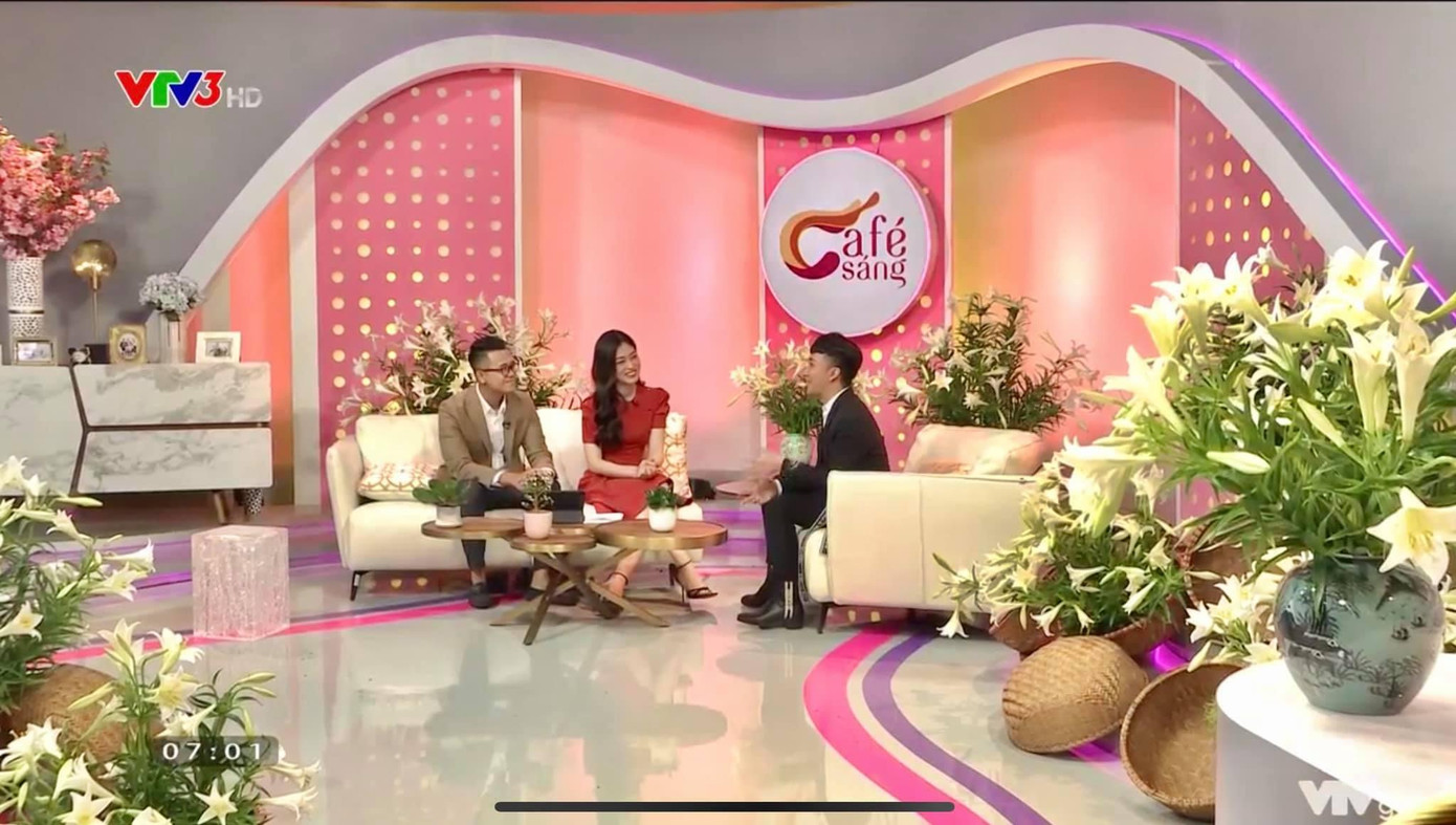 Không gian talkshow lãng mạn tràn ngập hoa loa kèn Không gian talkshow lãng mạn tràn ngập hoa loa kèn