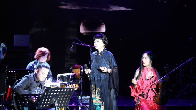 Ca sĩ Lô Thủy - người được mệnh danh là “Khánh Ly thứ hai” của dòng nhạc Trịnh cũng tham gia “Như cánh vạc bay” với ba nhạc phẩm: Một cõi đi về, Cát bụi, Cho đời chút ơn… Ca sĩ Lô Thủy - người được mệnh danh là “Khánh Ly thứ hai” của dòng nhạc Trịnh cũng tham gia “Như cánh vạc bay” với ba nhạc phẩm: Một cõi đi về, Cát bụi, Cho đời chút ơn…