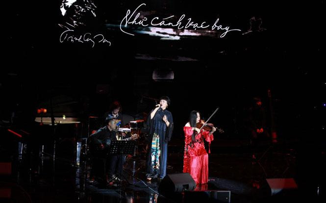 Ca sĩ Lô Thủy xúc động nhớ về cố nhạc sĩ họ Trịnh. Ca sĩ Lô Thủy xúc động nhớ về cố nhạc sĩ họ Trịnh.