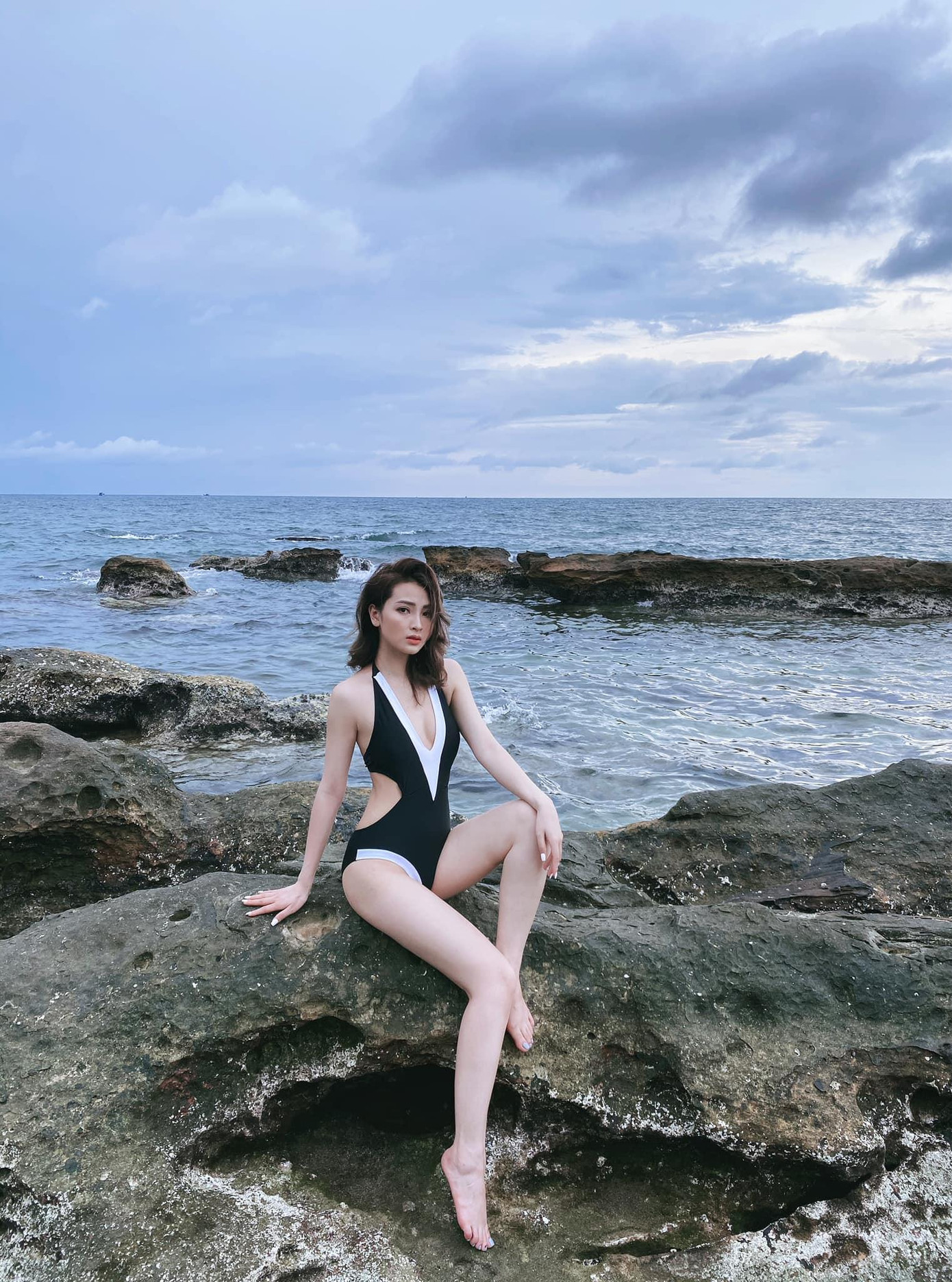 Trong ảnh, nữ MC VTV lựa chọn áo tắm một mảnh ôm sát, khoét sâu phần eo và ngực khoe trọn đường cong cơ thể.