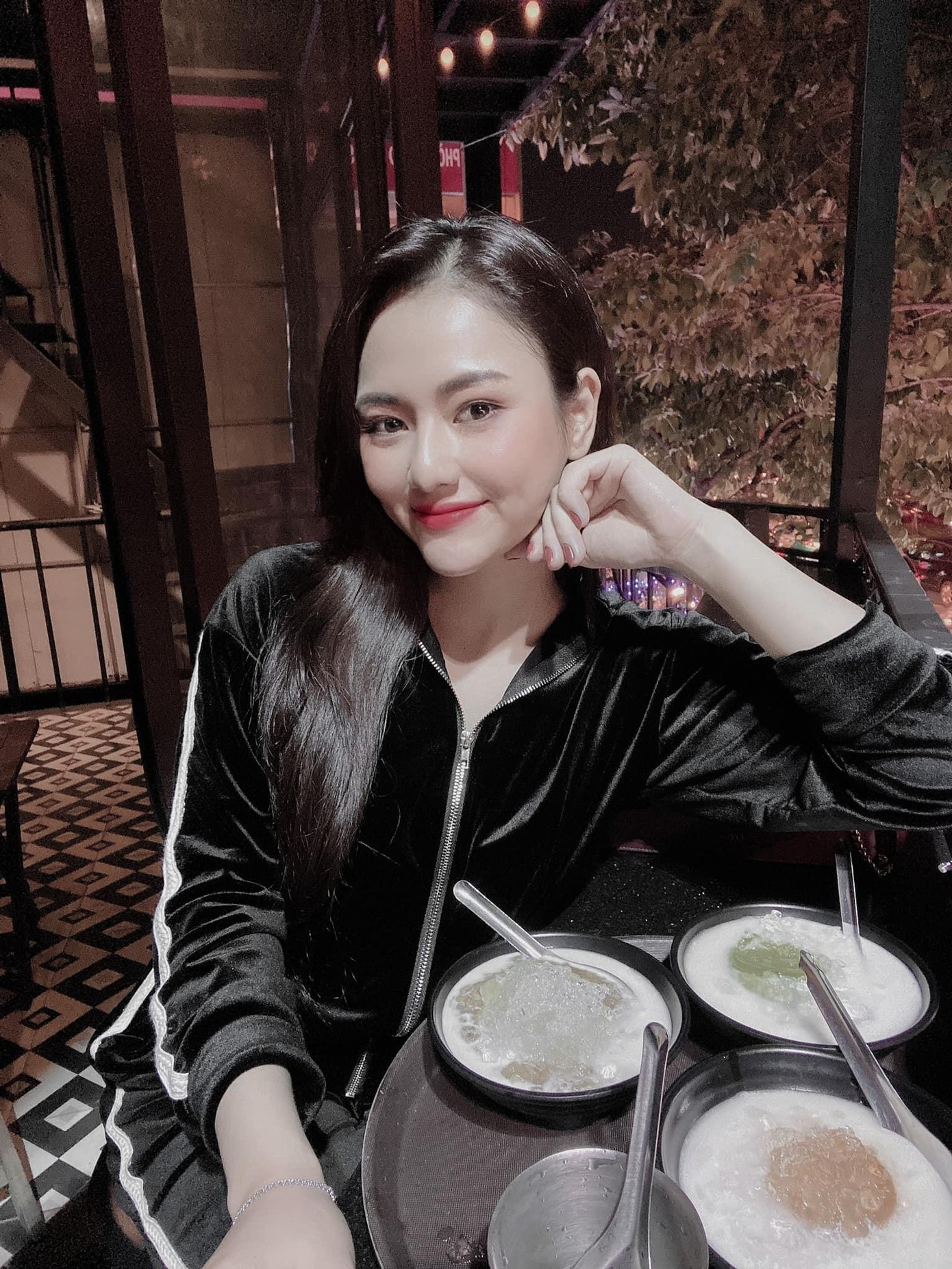 Ngoài đời, Việt Hoa là cô gái khá đơn giản trong ăn mặc và sở hữu nhan sắc trẻ trung, xinh đẹp.