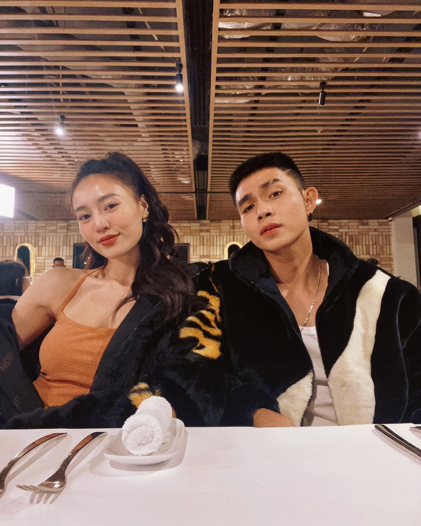 Lan Ngọc - Jun Phạm đồng loạt tung ảnh sánh đôi, fan thể hiện sự yêu thích của cặp đôi trong &quot;Running Man&quot;.