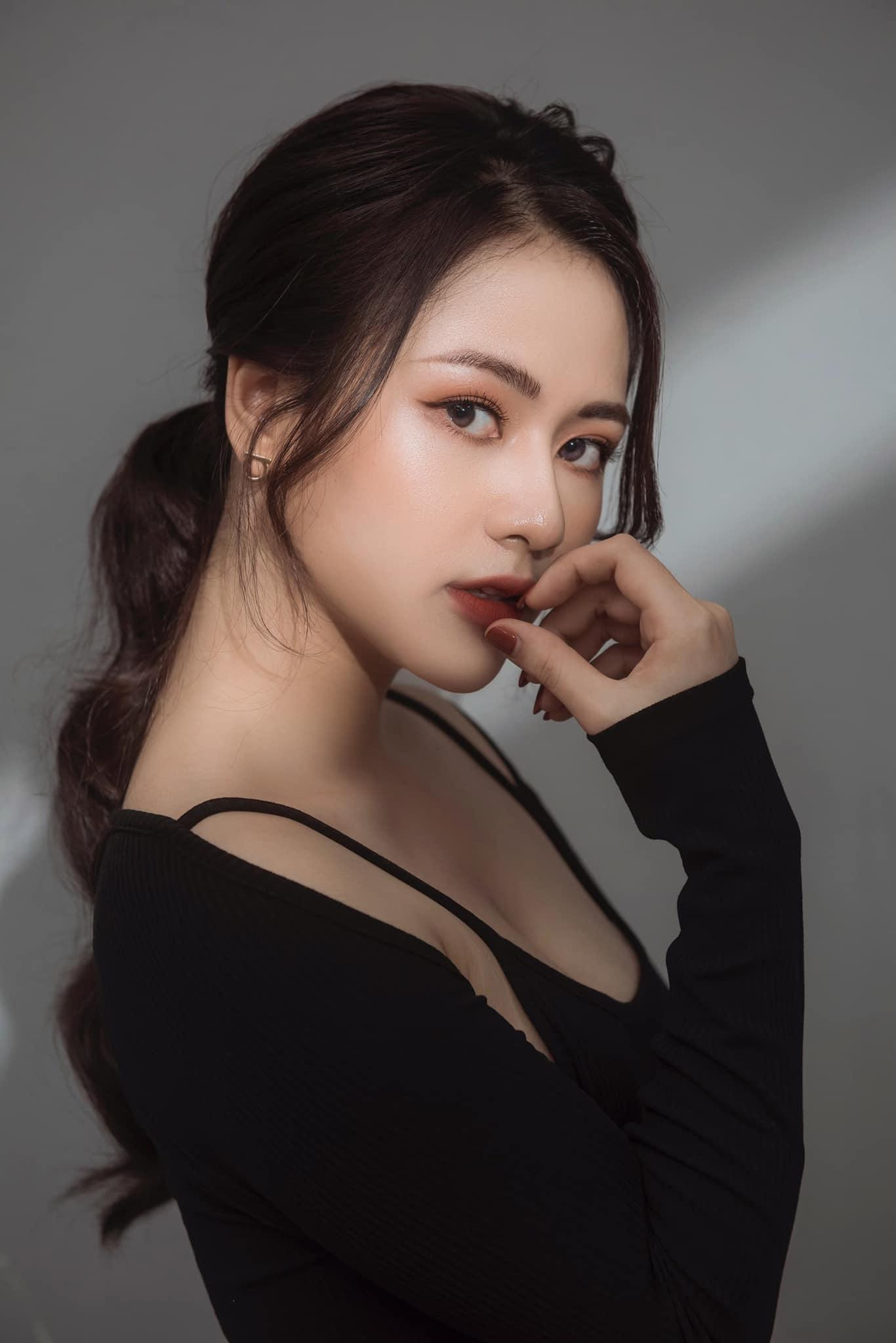 Đáng chú ý, tại hai bộ phim &quot;Cô gái nhà người ta&quot; và &quot;Những ngày không quên&quot;, Việt Hoa đều nhận vai là em gái Phương Oanh.