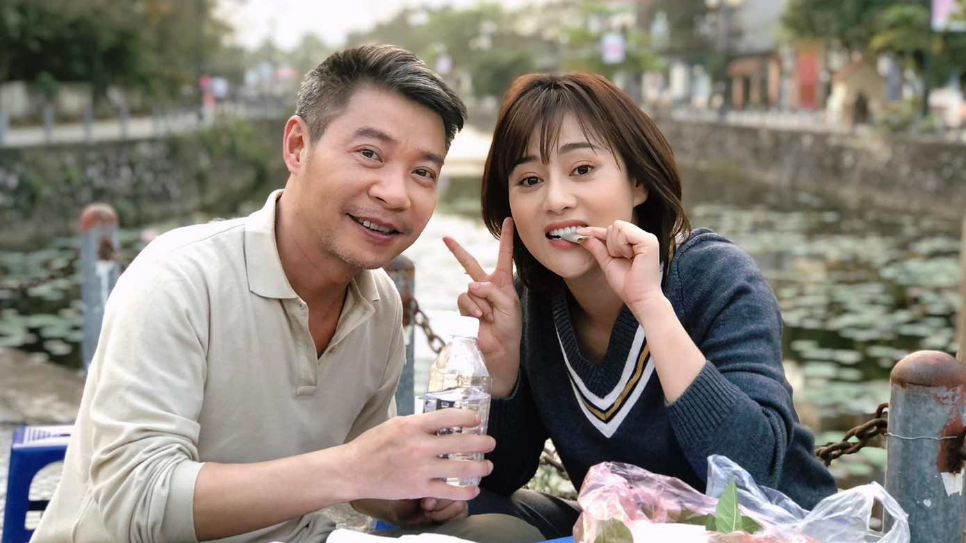 Phương Nam và bố Tuấn tại hậu trường &quot;Hương vị tình thân&quot;.