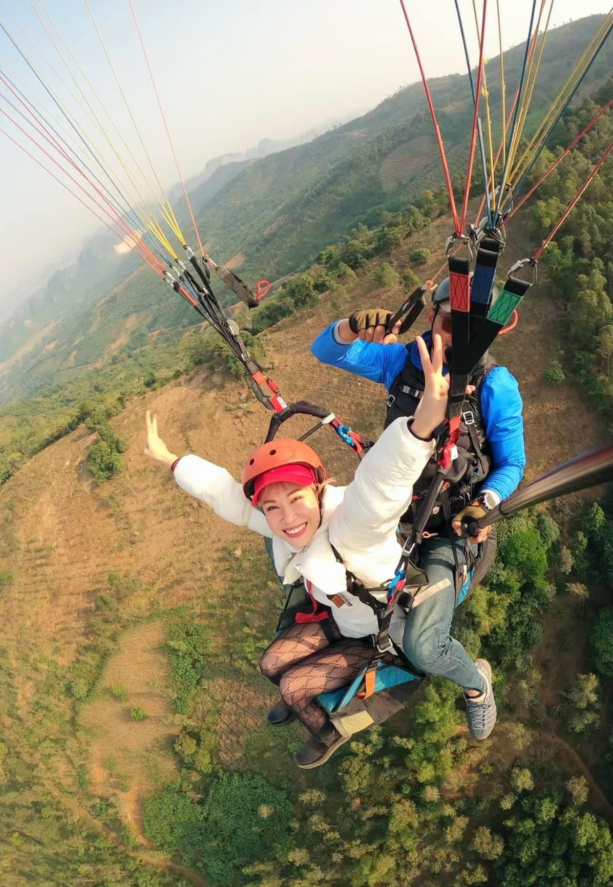 Uyên Linh tham gia thử thách bay bằng khinh khí cầu.